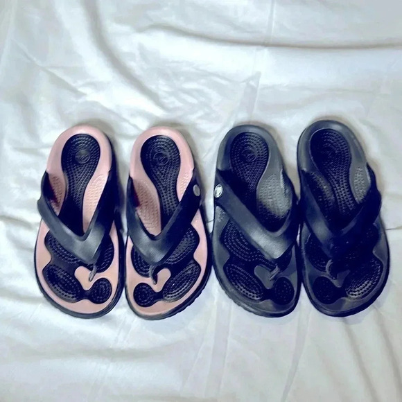 Crocs slip on flips flops / sandals size 6 women’s 2 pairs black and pink - Picture 1 of 8